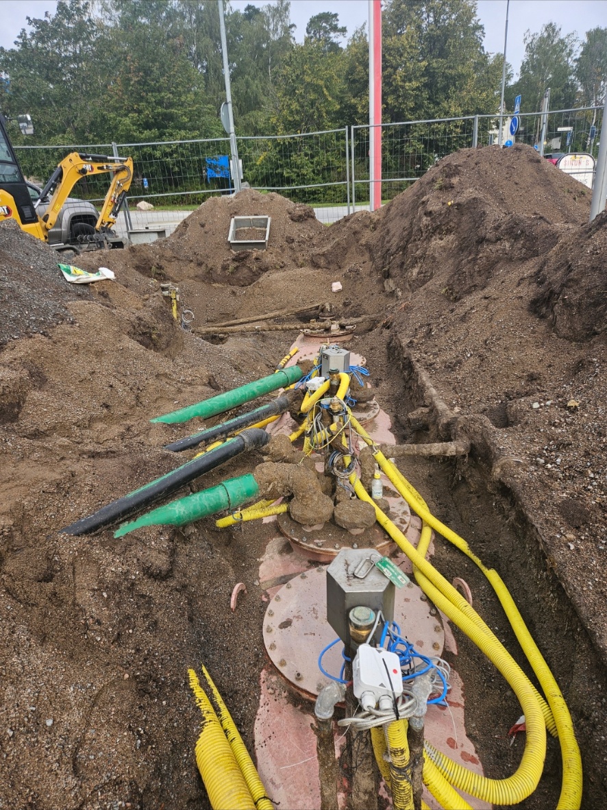 Installation och anläggning av underjordisk cistern med rör och kablage